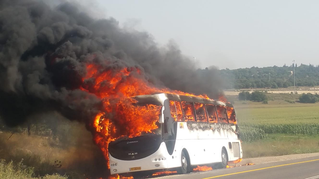 اندلاع حافلة ركاب عند مفترق هموفيل شمالي البلاد